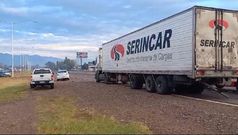 El camión frenó y fue impactado desde atrás por el micro Foto: Captura de video / Yamila Vera MDZ