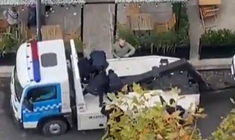 El hecho ocurrió frente a los Tribunales de La Plata. Foto: Captura de video