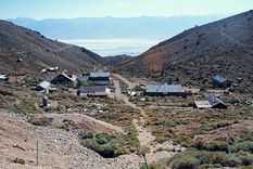 compro un pueblo fantasma y su unico plan es vivir en ese lugar hasta morir