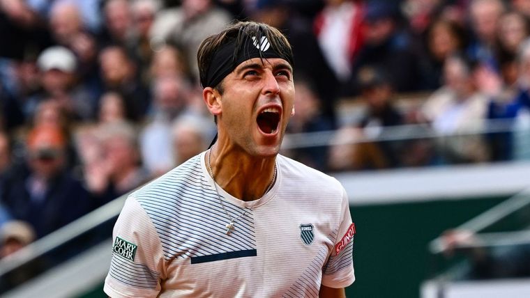 Tomás Etcheverry avanza en Roland Garros. Foto: @rolandgarros