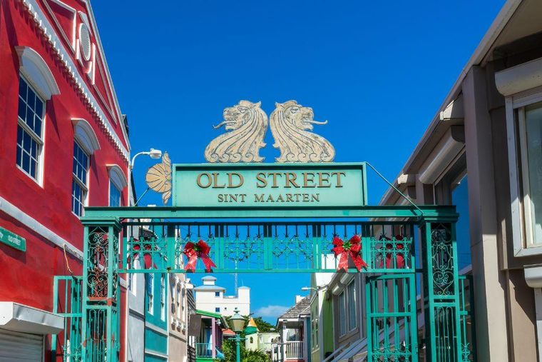 Antiguo letrero de calle en el paisaje urbano también colorido en Philipsburg, en la parte neerlandesa.