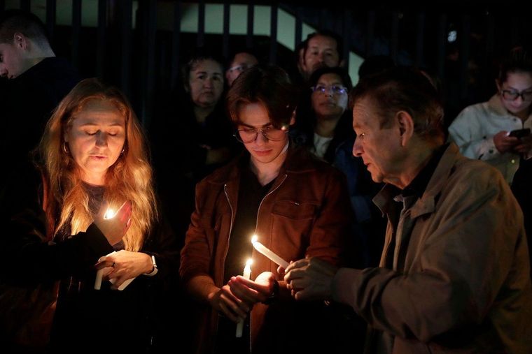 Decenas de personas se reunieron en las afueras de la fundación Santa Fé, donde fue llevado Uribe Turbay para ser sometido a una cirugía de emergencia.