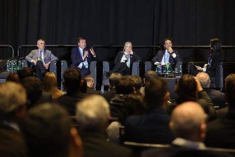 Mandatarios de provincias mineras argentinas presentaron las ventajas del país para desarrollar su potencial minero y atraer inversiones al sector. Mandatarios de provincias mineras argentinas presentaron las ventajas del país para desarrollar su potencial minero y atraer inversiones al sector.