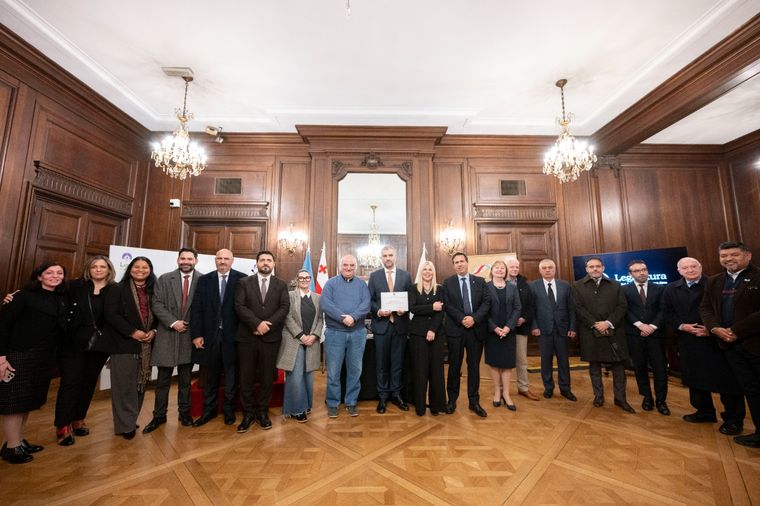 Embajador Gvaram Khandamishvili con Diputada Sandra Rey - miembros del Cuerpo Diplomático - Legisladores , Autoridades e invitados.