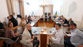 La Comisión de Presupuesto aprobó dictamen de mayoría y Axel Kicillof avanza hacia el endeudamiento provincial. La Comisión de Presupuesto aprobó dictamen de mayoría y Axel Kicillof avanza hacia el endeudamiento provincial.