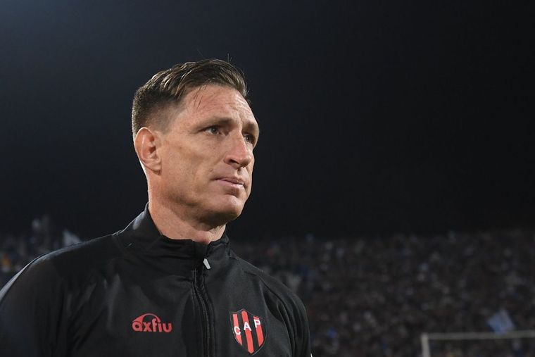 Sava, la alegría por salir campeón con Patronato y su intención de no recordar una mala noche del 2022 del Patrón. Foto: Télam