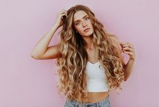 Evitar tratamientos agresivos, como decoloraciones o alisados químicos, para mantener la fuerza del cabello. Foto: Archivo