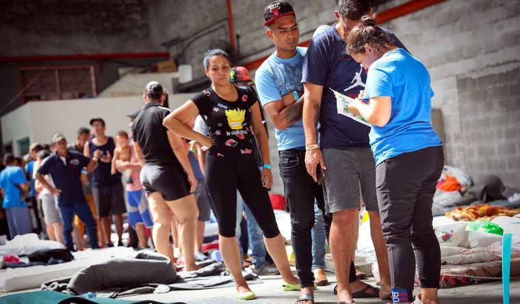 Migrantes venezolanos esperando recibir ayuda humanitaria. Foto: Dpa.