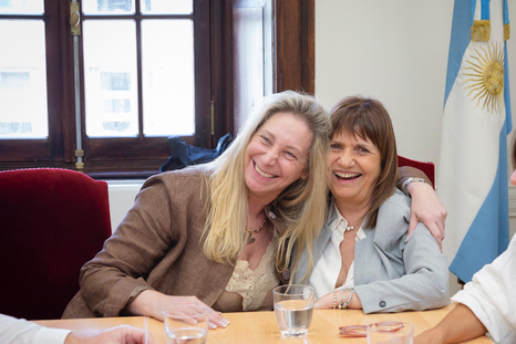 Karina Milei celebró la afiliación de Patricia Bullrich a La Libertad Avanza. Distinto tiempo. Foto: Casa Rosada Karina Milei celebró la afiliación de Patricia Bullrich a La Libertad Avanza. Distinto tiempo. Foto: Casa Rosada