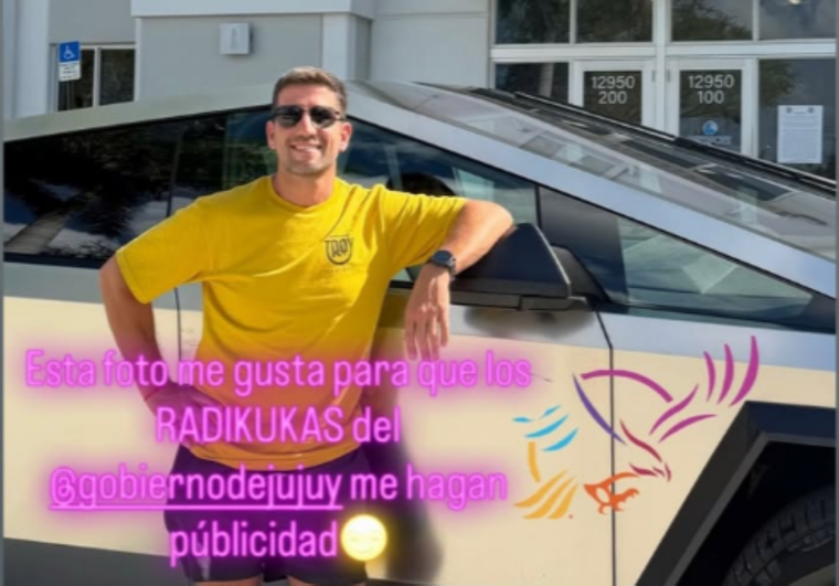 Diputado libertario con un Tesla
