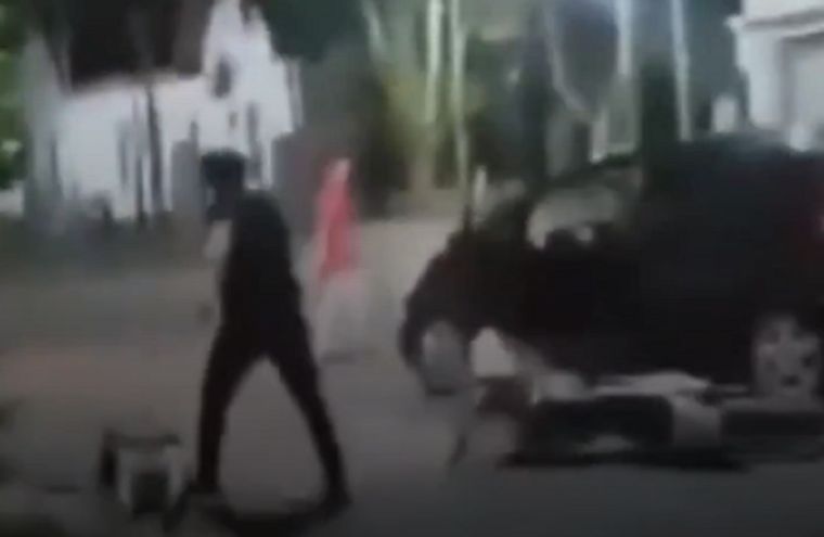 El hombre agredió a su hija y la pateó en el suelo por andar en moto sin casco Foto: NA