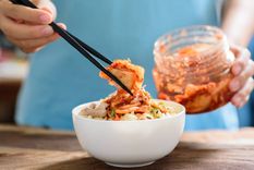 El kimchi es un plato tradicional coreano que consiste en verduras fermentadas.