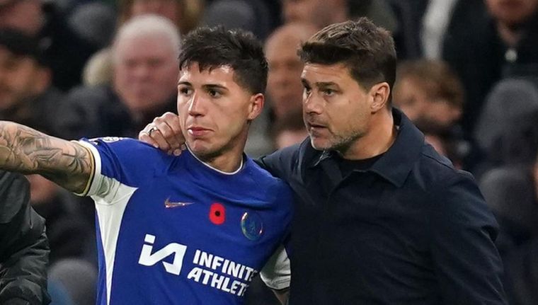 Enzo Fernández en conversación con Pochettino durante un partido del Chelsea. Foto: Archivo
