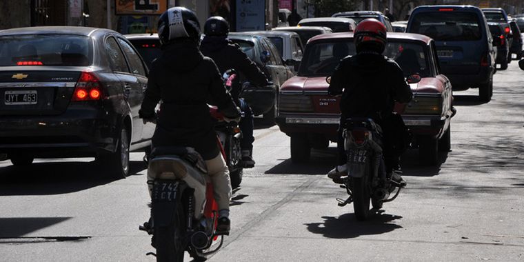 Embotellamiento, este mediodía, en el centro de la ciudad. Foto: Agustín Mauricio/Mediamza.com