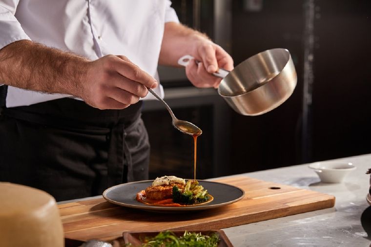 Con la gastronomía, en Mendoza y el resto del país se pueden encontrar propuestas de maridaje de alto nivel. Foto: shutterstock