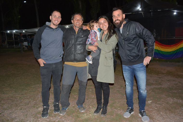 Los turistas Esteban González y Cristian Iamartino salieron a disfrutar de la noche uspallatina junto a la familia González , Flavio, Macarena y el pequeño Lucas, prestadores turísticos de deporte aventura del valle. Foto: Gentileza