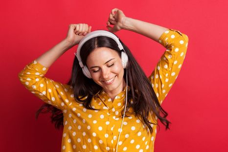 Según un estudio científico, hay 10 canciones que producen sensación de alegría y felicidad. Según un estudio científico, hay 10 canciones que producen sensación de alegría y felicidad.