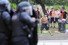 La Policía reprimiendo a los hinchas de Newells, tras el clásico rosarino. Foto: FotoBaires La Policía reprimiendo a los hinchas de Newells, tras el clásico rosarino. Foto: FotoBaires