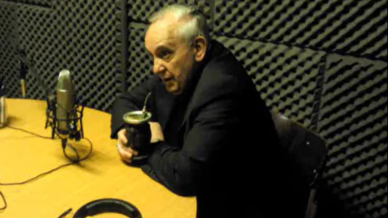 Jorge Bergoglio en la radio del barrio 21-24.