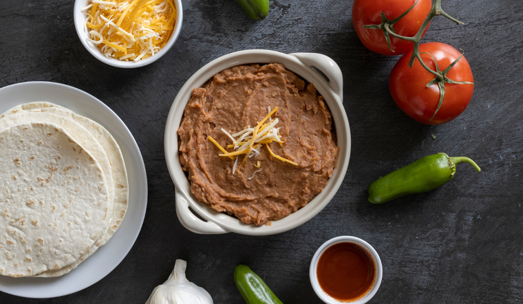 La receta de frijoles refritos no significa que los frijoles se fr&iacute;an dos veces; el t&eacute;rmino &ldquo;refrito&rdquo; proviene del uso intensivo del fuego y el machacado que les da su textura cremosa.