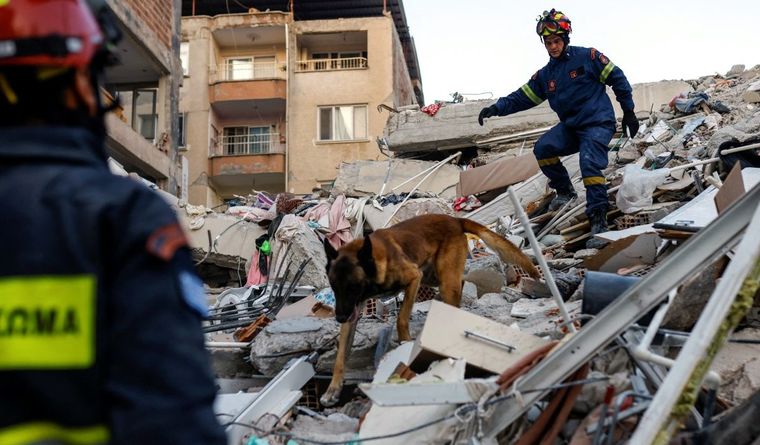 Tras más de ocho días, siguen apareciendo personas vivas. Foto: Efe.
