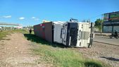 El camión quedó volcado sobre la banquina derecha. El camión quedó volcado sobre la banquina derecha.