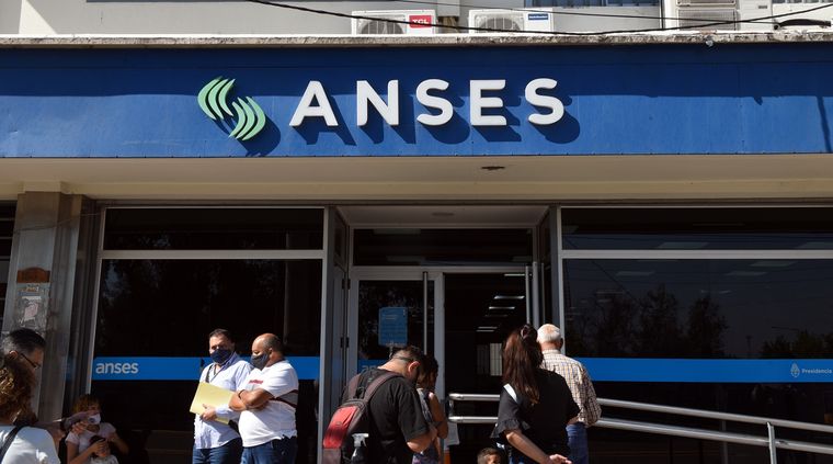 Miles de argentinos pueden acceder a la Tarifa Social que otorga un 55% de descuento en los viajes en el transporte público Foto: ALF PONCE MERCADO / MDZ