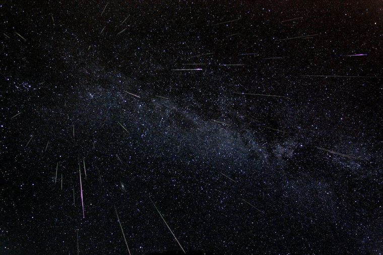 Estas lluvias de estrellas están asociadas al cometa Halley. Estas lluvias de estrellas están asociadas al cometa Halley.