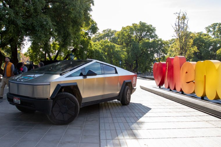 La Cybertruck de Tesla en Mendoza. Foto: Municipalidad de Ciudad de Mendoza