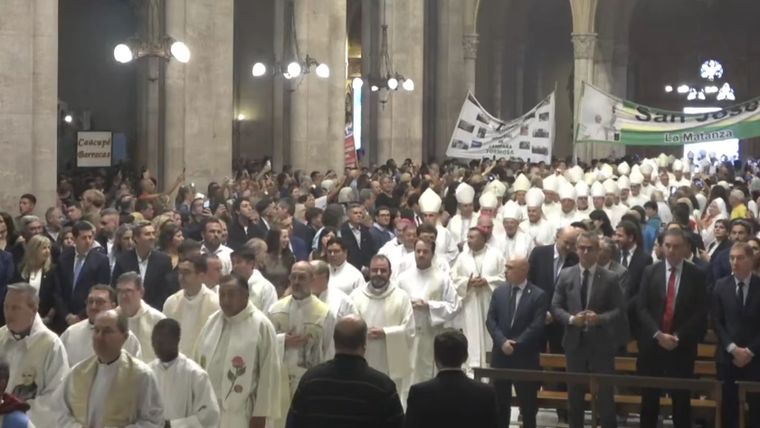 A la izquierda de la imagen, la oposición reunida en la misa. En la fila de la derecha, el Gobierno. En el primer banco están el Presidente provisional del Senado, Bartolomé Abdala; el titular de Diputados, Martín Menem; el jefe de Gabinete, Manuel Adorni; y el ministro del Interior, Diego Santilli.
