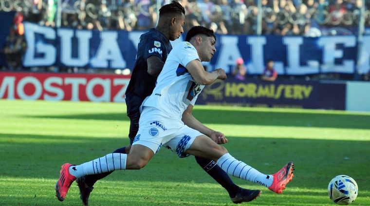 Mateo Mendoza, uno de los mejores jugadores de la actualidad de Godoy Cruz luciendo sus botines rojos en disputa por el balón con Sebastián Villa. Mateo Mendoza, uno de los mejores jugadores de la actualidad de Godoy Cruz luciendo sus botines rojos en disputa por el balón con Sebastián Villa.