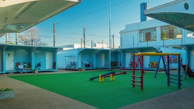 Las microcasas, construidas en torno a un parque recreacional, tienen un ambiente comunitario, pero sólo son una solución temporal, dicen los críticos.