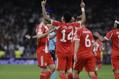 El delantero colombiano del Bayern Munich Luis Díaz celebra tras anotar el primer gol del equipo. El delantero colombiano del Bayern Munich Luis Díaz celebra tras anotar el primer gol del equipo.