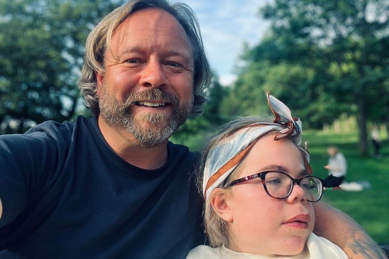 Darren Scott cuida de su hija Sophia, que ahora tiene 15 años.