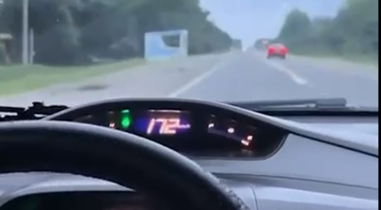 El hombre ya fue identificado y ya se le suspendió la licencia.