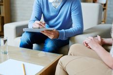 Terapia El paciente debe recibir apoyo profesional para enfrentar el estrés del diagnósico y tratamientos. Foto: Shutterstock