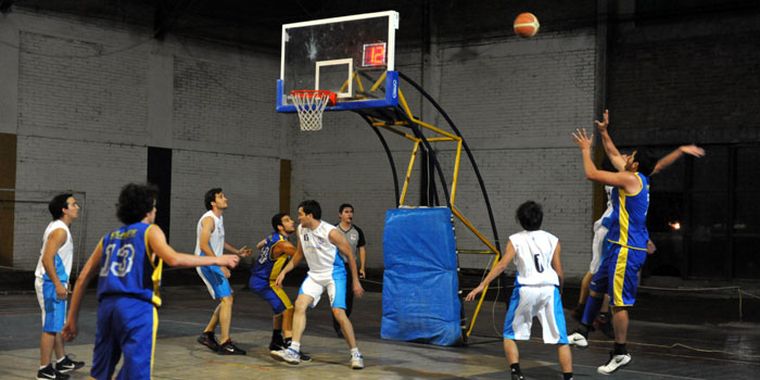 El Pollo Morales tirando ante la atenta mirada de la figura de la noche, DanielGiménez. Foto: PabloMatar/Mediamza.com