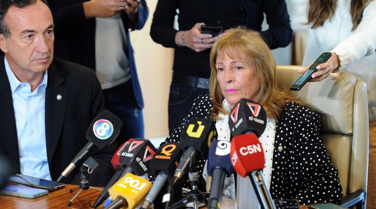 La rectora de la UNCuyo, Esther Sánchez, junto al vicerrector Gabriel Fidel en conferencia de prensa Foto: ALF PONCE MERCADO / MDZ