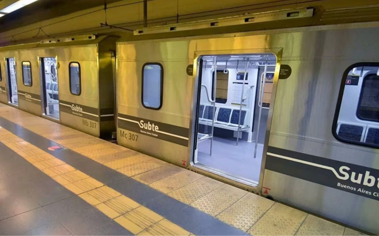 Los subtes el martes 24 el servicio comienza a las 6 horas y según la línea y cabecera, corta entre las 20.55 y las 21.54 horas. El miércoles, por ser feriado, el servicio comienza a las 8 horas y el último tren, según la línea, pasa entre las 20.47 y las 22.51. Foto: Télam