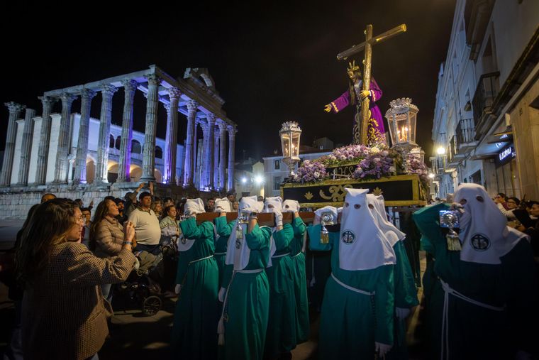 La Hermandad de Jesús de la Humildad, con 45 mujeres portando el Cristo el Martes Santo en Mérida. La Hermandad de Jesús de la Humildad, con 45 mujeres portando el Cristo el Martes Santo en Mérida.