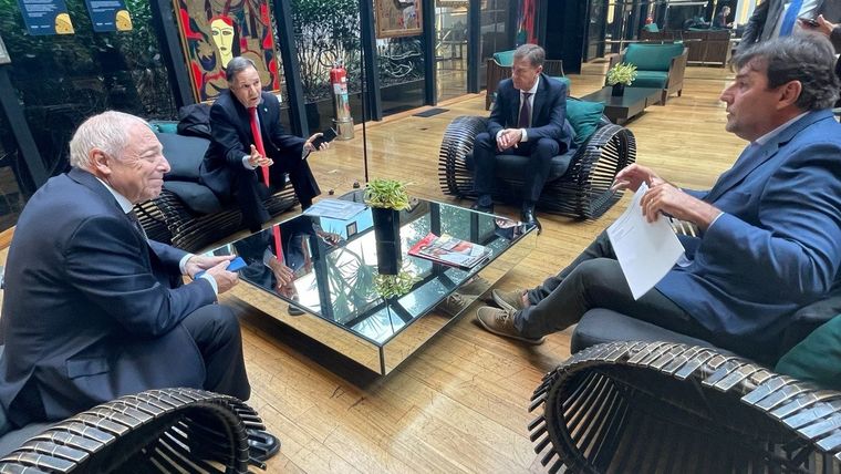 Rodolfo Suarez junto a productores de ajo de Brasil. Foto: Twitter Rodolfo Suarez