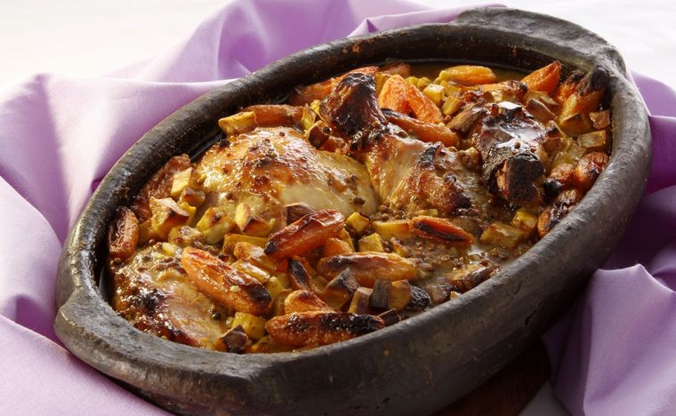 Pollo al horno con verduras Una receta simple y deliciosa para hacer en pocos pasos. Foto: Shutterstock