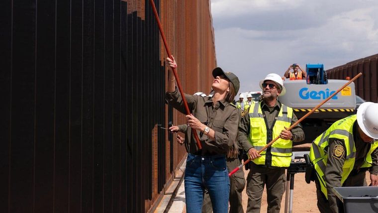 La secretaria de Seguridad Nacional, Kristi Noem, se pronunció al respecto ante los periodistas desde la frontera.