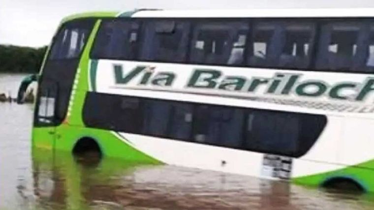 Dos micros quedaron atrapados en medio de las rutas anegadas por las inundaciones en provincia de Buenos Aires. Foto: Gentileza La Jornada