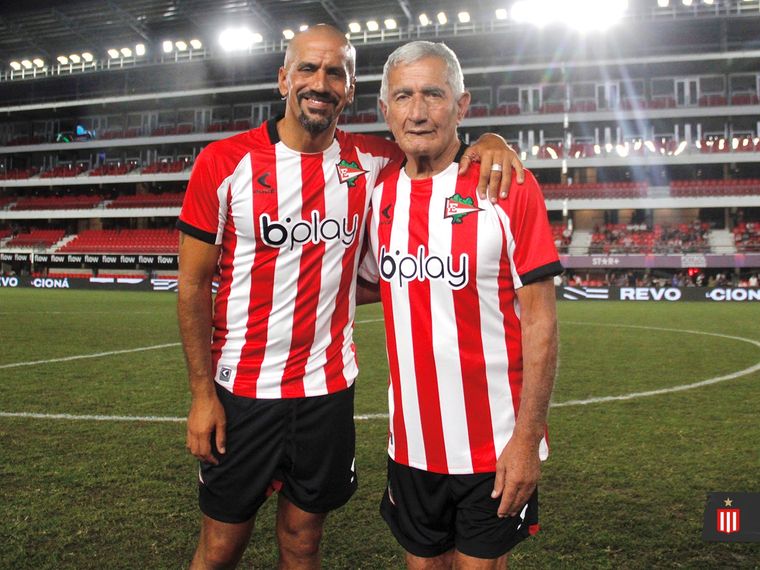 Padre e hijo, ídolos de la institución. Foto: Estudiantes de La Plata