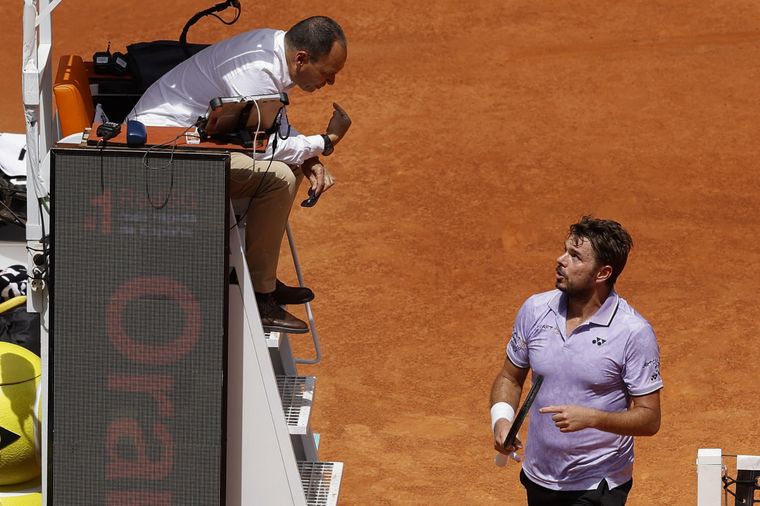 Stan Wawrinka habla con el umpire. Foto: EFE