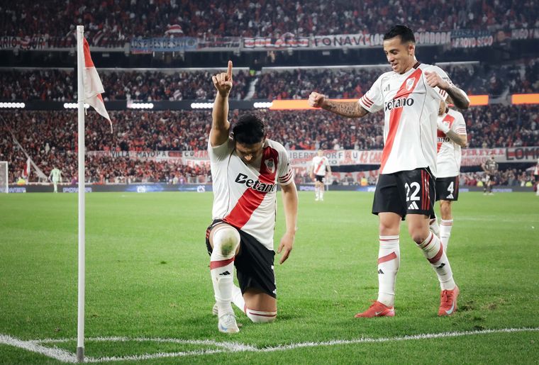 Gol, actitud y homenaje al Matador: debut soñado de Salas con la banda roja.