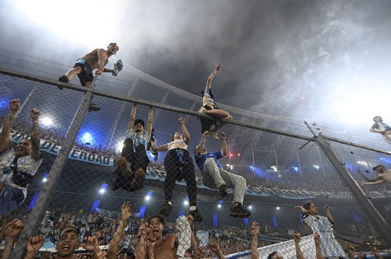 La dirigencia de Racing y un tremendo gesto para los hinchas que no viajan a Santiago para la final. FotoBaires.