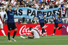 Bastoni festeja el gol que liquidó el pleito mientras Paulo Díaz queda tendido en el piso.