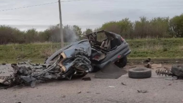 El auto del adolescente se cortó a la mitad y el joven murió en el acto tras chocar de frente con un camión Foto: NA